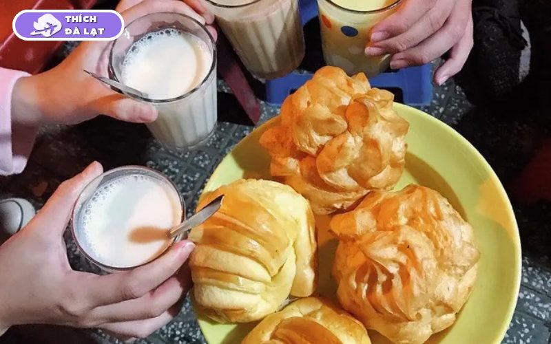 Review chi tiết về quán sữa đậu nành Hoa Sữa Đà Lạt nhộn nhịp 9 sữa đậu nành hoa sữa